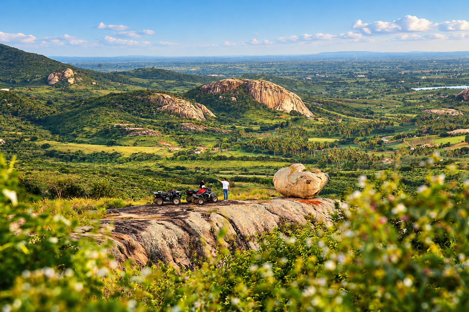 Vista panorâmica da Serra de São Bento, no Rio Grande do Norte, com formações rochosas, vegetação verde e mirante com quadriciclos.